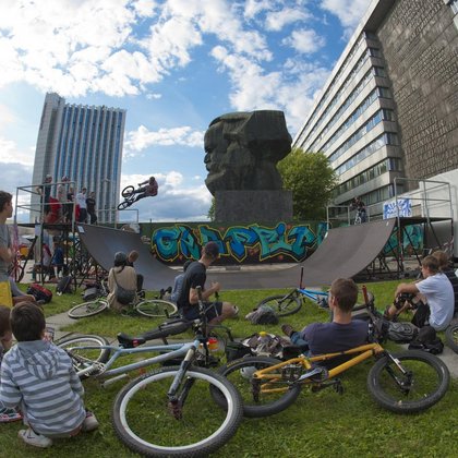 BMX-Biker am Karl-Marx-Denkmal in Chemnitz