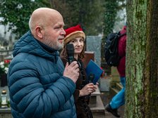 Przemawia Dariusz Nowiński ze "Strzelca". Grób Marii i Konstantego Piotrowiczów. Fot. P. Wacławiak, UMŁ. 