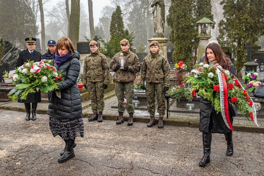 Kwiaty złożyły przedstawicielki Wojewody Łódzkiego doroty Ryl i marszałek Województwa Łódzkiego Joanny Skrzydlewskiej. Fot. P. Wacławiak, UMŁ. 