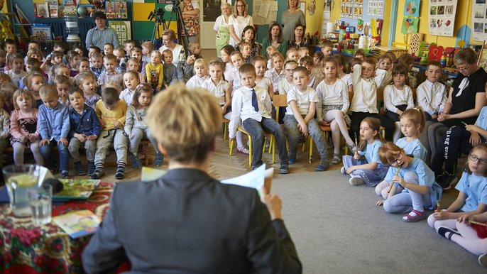 "Cała Polska czyta dzieciom", a w tym także Hanna Zdanowska, którą poprosiły o to maluchy z Przedszkola Miejskiego nr 146 - fot. Radosław Jóźwiak / UMŁ