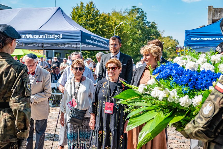 Hanna Zdanowska, prezydent Łodzi wraz z Ocalałymi składa kwiaty na Stacji Radegast. Fot. P. Wacławiak, UMŁ