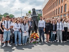 Uczniowie Publicznego Liceum Ogólnokształcącego Politechniki Łódzkiej oraz Centrum Kształcenia Zawodowego i Ustawicznego oraz wiceprezydent Łodzi Adam Pustelnik i prof. Krzysztof Woźniak. Foto: Patryk Wacławiak, UMŁ. 