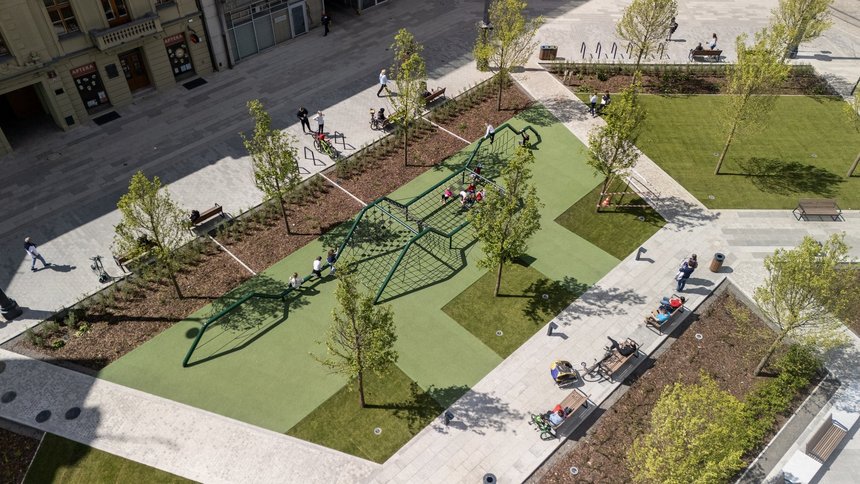 Widok z lotu ptaka na plac zabaw oraz zieleń na Placu Wolności