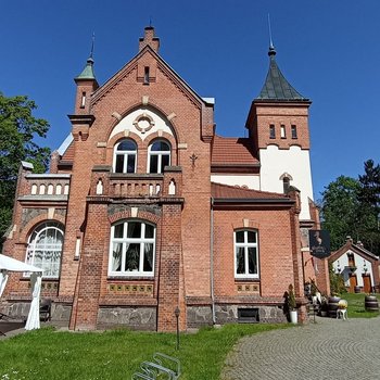 Zabytkowy budynek z czerwonej cegły.