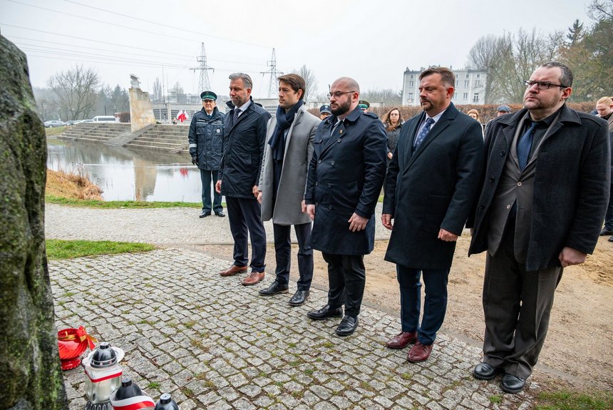 Przewodniczący Rady Miejskiej w Łodzi Bartosz Domaszewicz oraz wiceprezydent Łodzi Adam Pustelnik oraz pozostali goście uroczystości pod pomnikiem "Żegoty". Fot. P. Wacławiak, UMŁ.