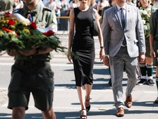 Kwiaty składają wiceprzewodnicząca Rady Miejskiej w Łodzi Paulina Setnik oraz radny Sebastian Bulak. Fot. Tomasz Similski, 