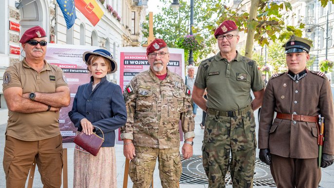  - Klub "Czerwone Berety" oraz GRH im. 10 Batalionu Saperów przeniosą łodzian w czasy II wojny światowej, przypominając o losach polskich żołnierzy w różnych bitwach. Fot. Patryk Wacławiak, UMŁ.Kostium kobiecy z lat 40. , widoczny na zdjęciach pochodzi z zasobów Łódzkiego Centrum Filmowego w Łodzi. 