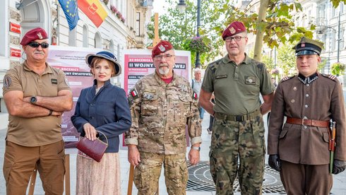 Klub "Czerwone Berety" oraz GRH im. 10 Batalionu Saperów przeniosą łodzian w czasy II wojny światowej, przypominając o losach polskich żołnierzy w różnych bitwach. Fot. Patryk Wacławiak, UMŁ.Kostium kobiecy z lat 40. , widoczny na zdjęciach pochodzi z zasobów Łódzkiego Centrum Filmowego w Łodzi. 