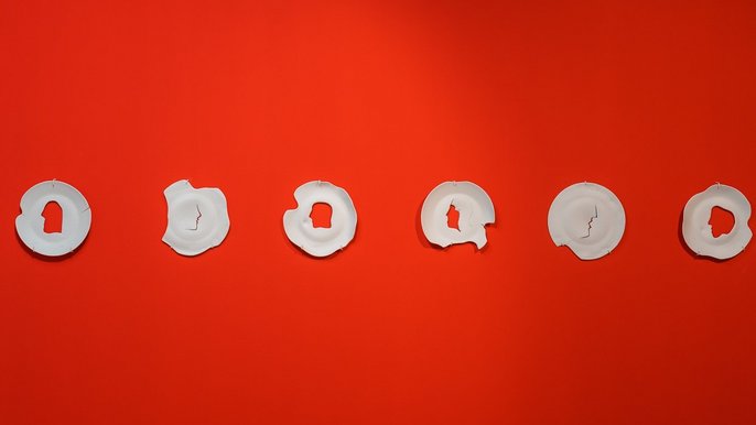  - Typografia odręczna na porcelanie – metabolizm przedmiotu. Spotkanie autorskie z A. M. Bartczakiem w ms1