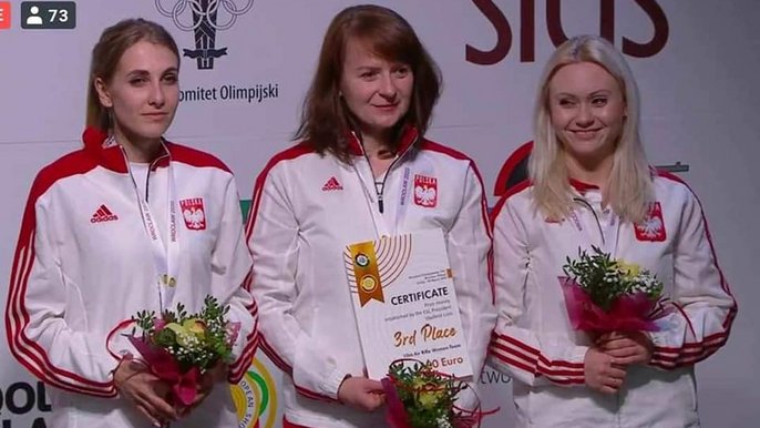 stoją od lewej Natalia Kochańska, Agnieszka Nagay i Aneta Stankiewicz. 