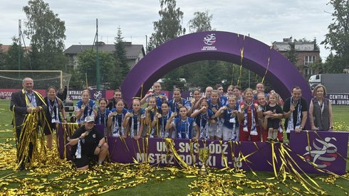 zdjęcie przedstawia drużynę uks sms łódź oraz trenerów świętujących zwycięstwo w CLJ U-16