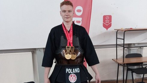 Kacper Lorenc z 2 medalami w stroju kendo
