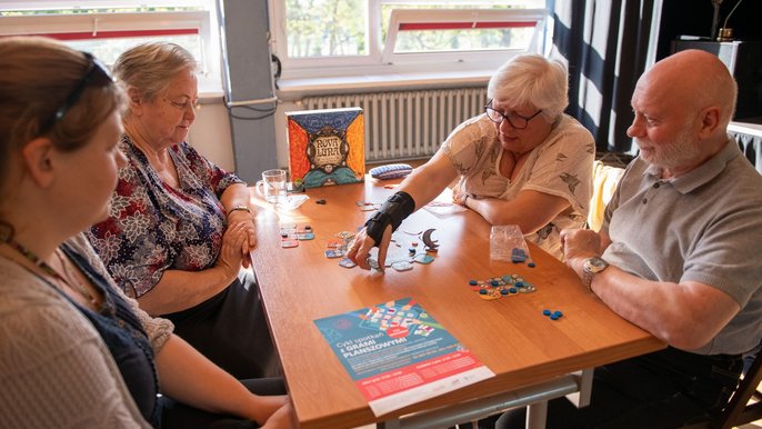 Seniorzy grają w planszówki - fot. Paweł Łacheta