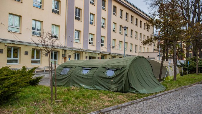 Przed szpitalem miejskim im. Jonschera stanęły namioty, w których może powstać „mobilna" izba przyjęć. - fot. Radosław Żydowicz