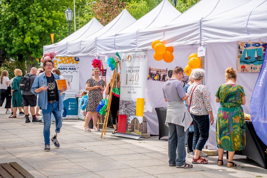 Na Starym Rynku. Rząd białych namiotów ze stoiskami wystawców.