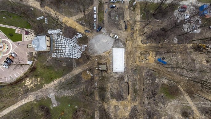 Powstał już fundament nowej fontanny, trwają prace ziemne i instalacyjne, zaczyna się budowa alejek - fot. Stefan Brajter / UMŁ