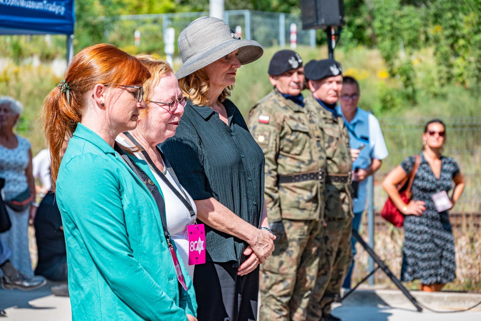 Przedstawiciele Miast Partnerskich składający kwiaty na Stacji Radegast.