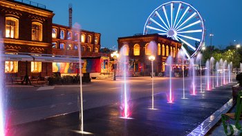 Zdjęcie promujące wydarzenie: Świetlno-muzyczny show z fontannami na rynku Manufaktury -  mat. pras. Manufaktura