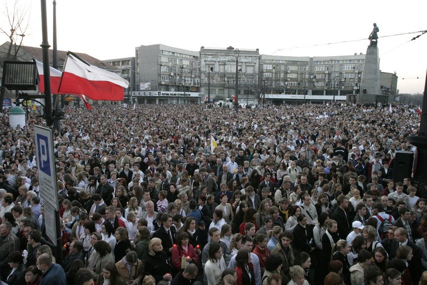 Biały Marsz po śmierci papieża. Zdjęcie z archiwum UMŁ. 