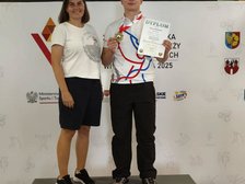 Mariusz Radzikowski z trenerką na podium po zdobyciu złotego medalu młodzieżowych mistrzostw Polski