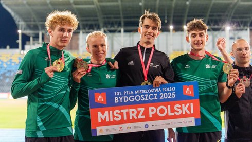 Sztafeta 4x400 z dyplomem i medalami