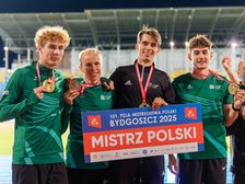 Sztafeta 4x400 z dyplomem i medalami