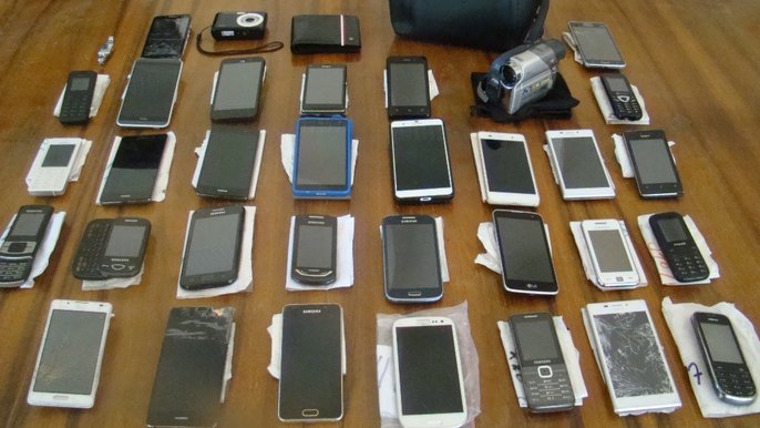 Telefony (także kamera i aparat) są przywrócone do ustawień fabrycznych i nie zawierają danych osobowych. - fot. BRZ