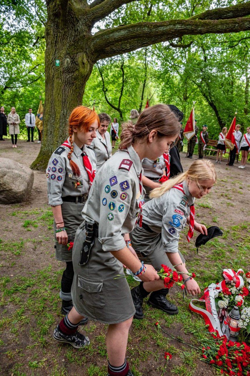 Czerwone kwiatki dla bohaterów rewolucji. Fot. P. Wacławiak, UMŁ. 