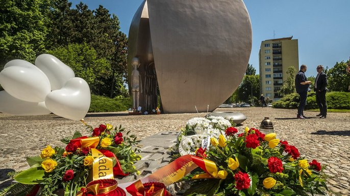 Pomnik Martyrologii Dzieci tzw. „Pękniętego Serca”, upamiętnia tragiczny los dzieci i młodzieży przebywających w czasie II wojny światowej w obozie przy ul. Przemysłowej w Łodzi. - fot. Stefan Brajter / UMŁ