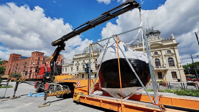 Serce WOŚP - montaż rzeźby na placu przed Puro - fot. Radosław Jóźwiak