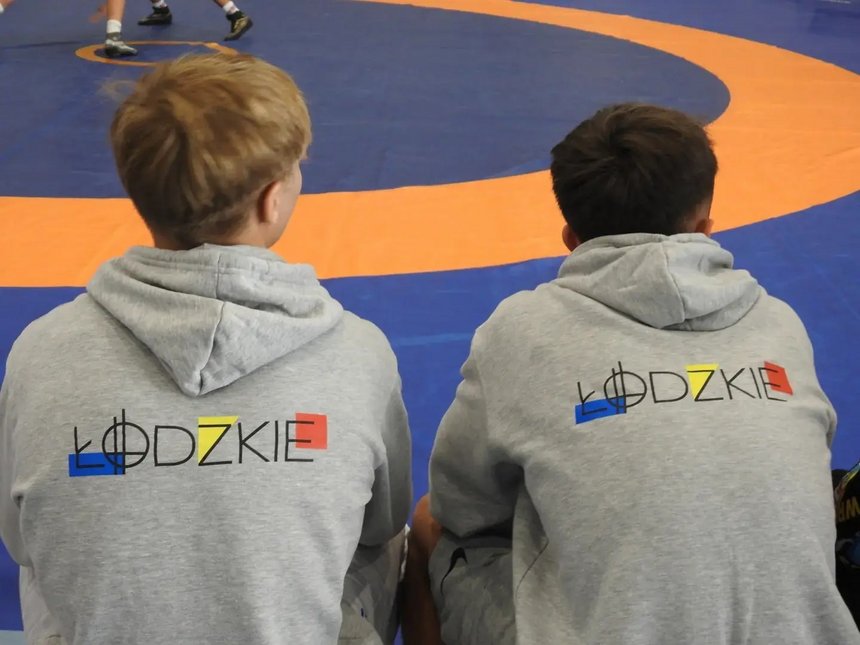 zawodnicy w bluzach województwa łódzkiego na macie