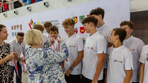 Zawodnicy Neptun Łódź na ceremonii medalowej odbierają swoje brązowe medale
