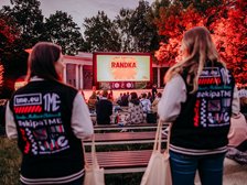 Ekran TME Polówki widziany wieczorem