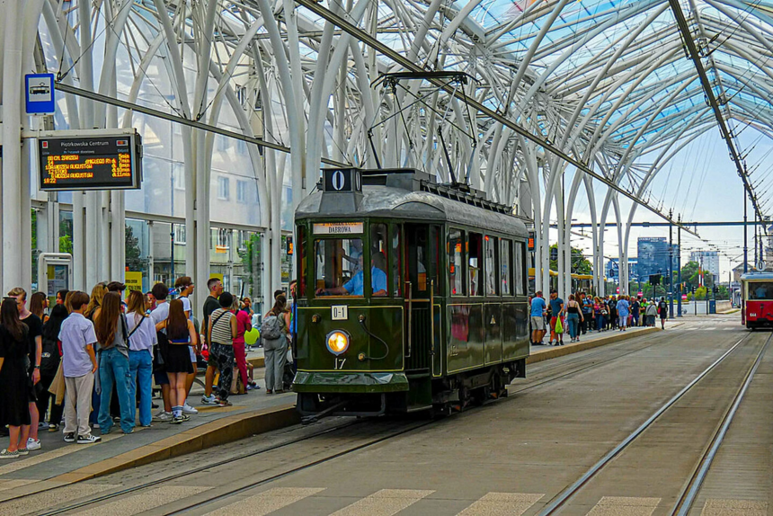 Na zdjęciu zabytkowy zielony tramwaj linii 0 na przystanku przesiadkowym w centrum Łodzi. 