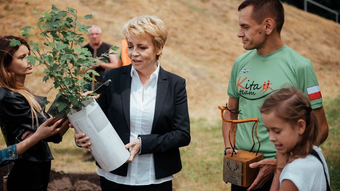 Nowy klon w parku Julianowskim. To symbol wsparcia dzieci z niepełnosprawnościami - fot. Radosław Żydowicz / UMŁ