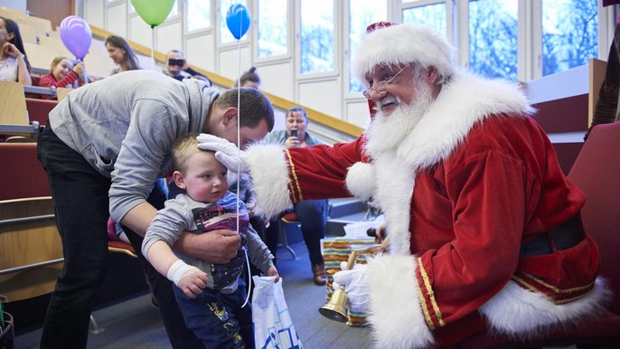 Moc świątecznych atrakcji czekało na małych pacjentów szpitala pediatrycznego przy ul. Spornej z okazji gwiazdkowej imprezy - fot. Radosław Jóźwiak