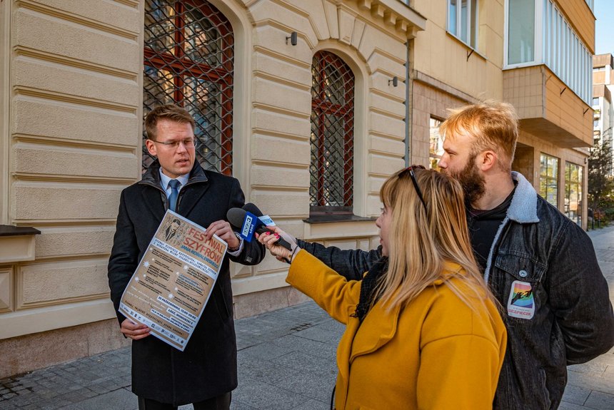 Wiceprezydent Adam Wieczorek pokazuje plakat Festiwalu Szyfrów Jana Kowalewskiego 