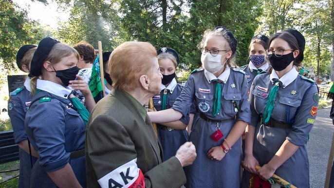 Gryzelda Studzińska w rozmowie z harcerkami 