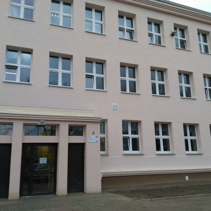 Szkoła Podstawowa nr 38 przy ul. Krochmalnej 21 w Łodzi po termomodernizacji 