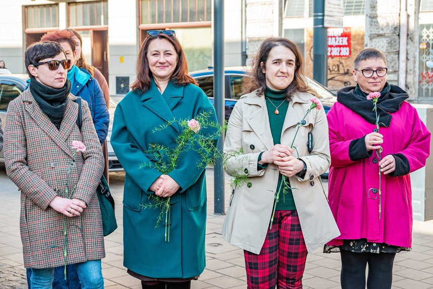 Kwiatek dla uczestniczek wydarzenia. Fot. P. Wacławiak, UMŁ. 