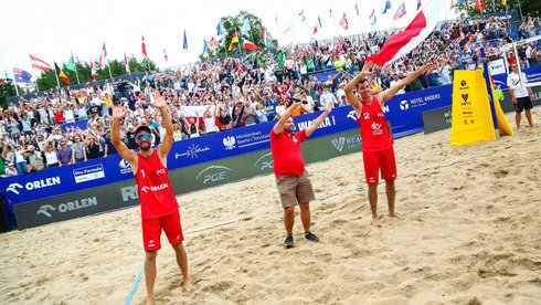na zdjęciu Bryl i Łosiak zachęcający publikę do zabawy wraz ze speakerem