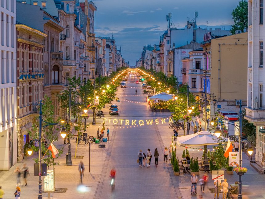 Widok z góry na ulicę Piotrkowską wieczorem oświetloną lampkami 