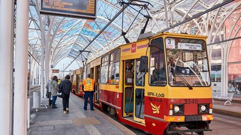 Żółto-czerwony tramwaj podczas postoju na na przystanku Piotrkowska Centrum, gdzie w środę 23 czerwca zgromadzi się część protestujących pracowników MOPS.