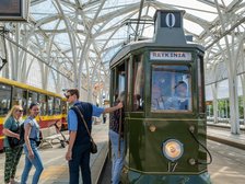 Na zdjęciu zabytkowy zielony tramwaj linii 0 na przystanku przesiadkowym w centrum Łodzi. 