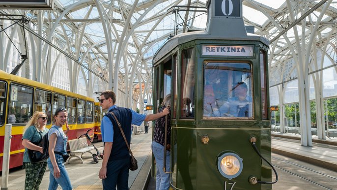  - Na zdjęciu zabytkowy zielony tramwaj linii 0 na przystanku przesiadkowym w centrum Łodzi. 