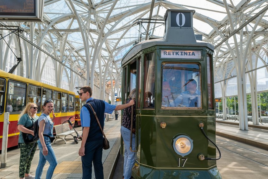 Na zdjęciu zabytkowy zielony tramwaj linii 0 na przystanku przesiadkowym w centrum Łodzi. 