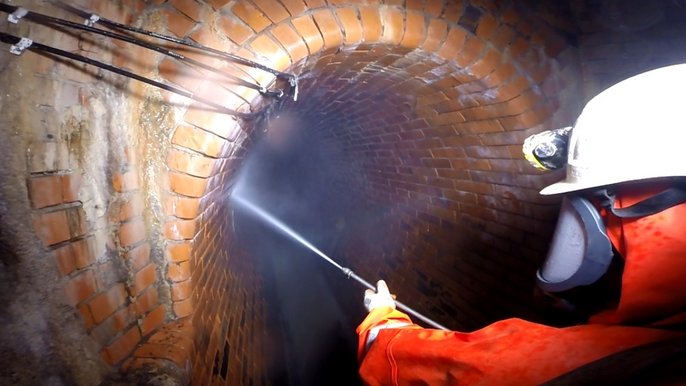 Stare spoiny usuwa się strumieniem wody pod bardzo wysokim ciśnieniem - fot. ZWiK