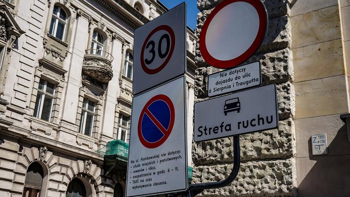 Zakaz parkowania na ul. 6 Sierpnia. Zaczęła obowiązywać nowa organizacja ruchu - fot. Grzegorz Sikora / UMŁ