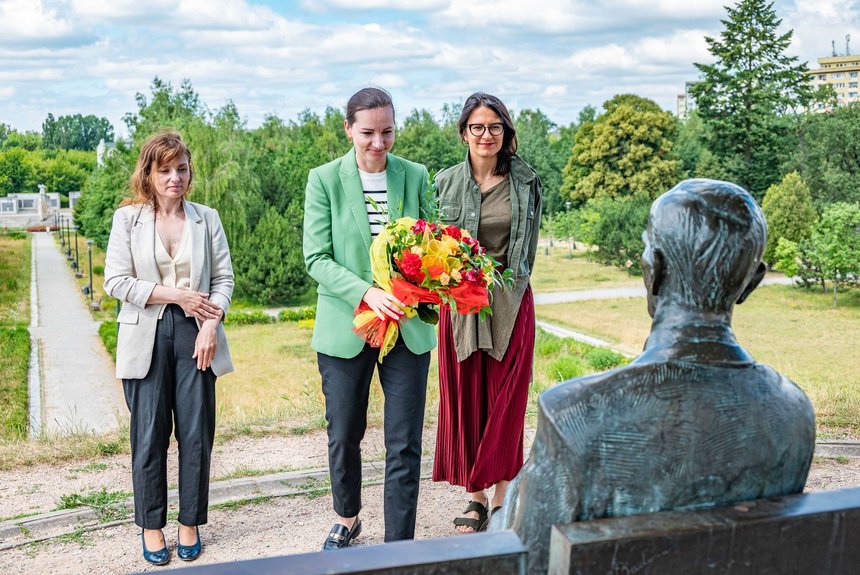 Wiceprezydent Łodzi Małgorzata Moskwa Wodnicka składa kwiaty. Z prawej: Aleksandra Zbieranowska z Centrum Dialogu im. Marka Edelmana, Fot: Patryk Wacławiak, UMŁ. 