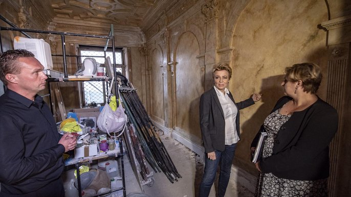 W jednym z pomieszczeń pałacu Poznańskich, pod grubą warstwą farby, odkryto niezwykle efektowne marmuryzacje - fot. Stefan Brajter / UMŁ
